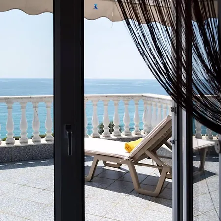 Mae Vila Elaiokhorion