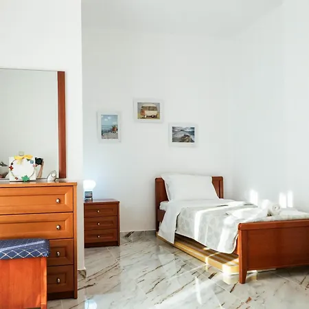 Mae Vila Elaiokhorion